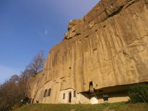 TRIUNGHIUL MANASTIRILOR RUPESTRE. CETATENI, NAMAIESTI, CORBII DE PIATRA