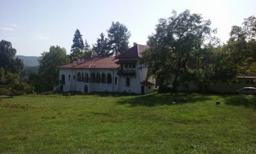 Conacul Balcestilor, Obiective turistice aproape de Ramnicu Valcea, Pitesti, Curtea de Arges