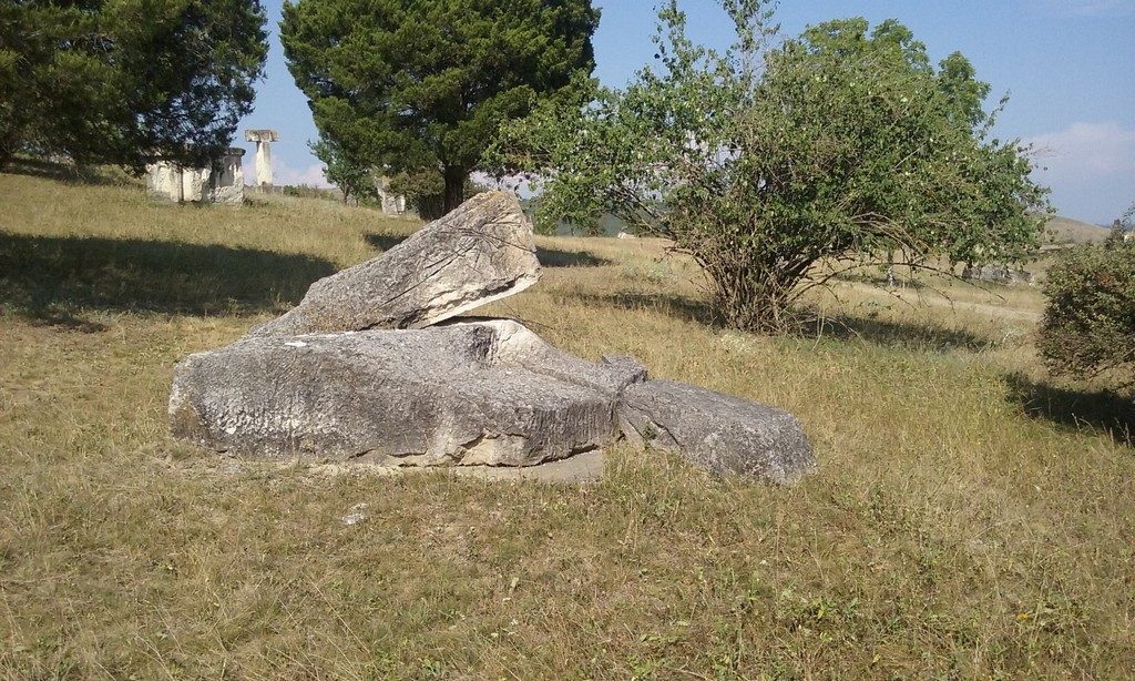 Oarba de Mures, Mausoleu, ostasi, obiective din Romania, sculpturi in piatra, atractii turistice