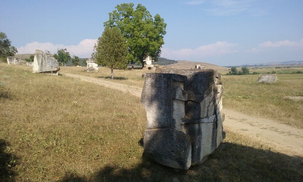 Oarba de Mures, Mausoleu, ostasi, obiective din Romania, sculpturi in piatra, atractii turistice