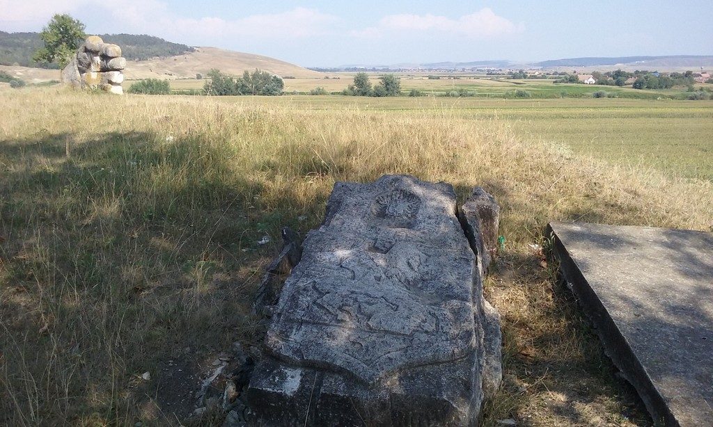 Oarba de Mures, Mausoleu, ostasi, obiective din Romania, sculpturi in piatra, atractii turistice