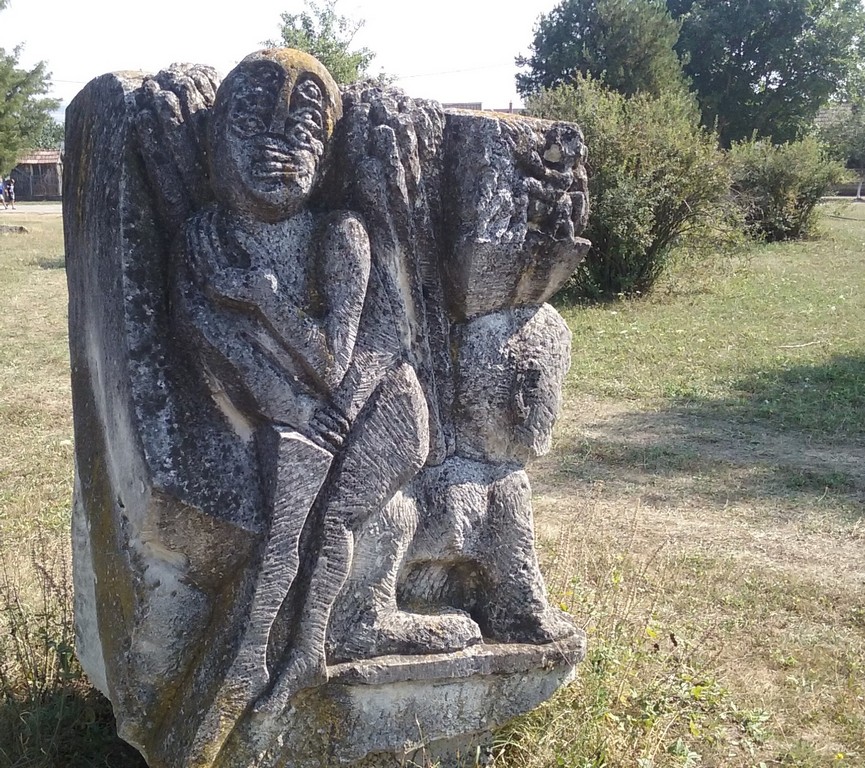 Oarba de Mures, Mausoleu, ostasi, obiective din Romania, sculpturi in piatra, atractii turistice