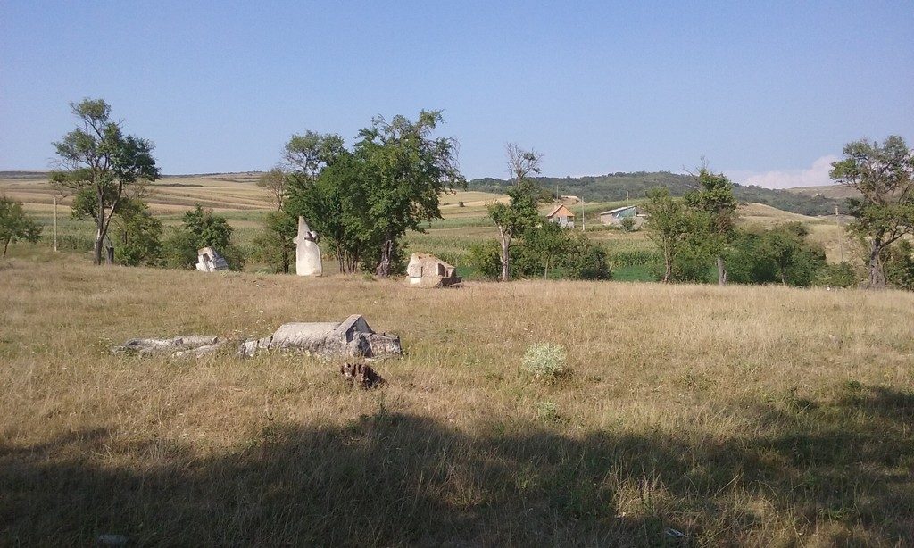 Oarba de Mures, Mausoleu, ostasi, obiective din Romania, sculpturi in piatra, atractii turistice
