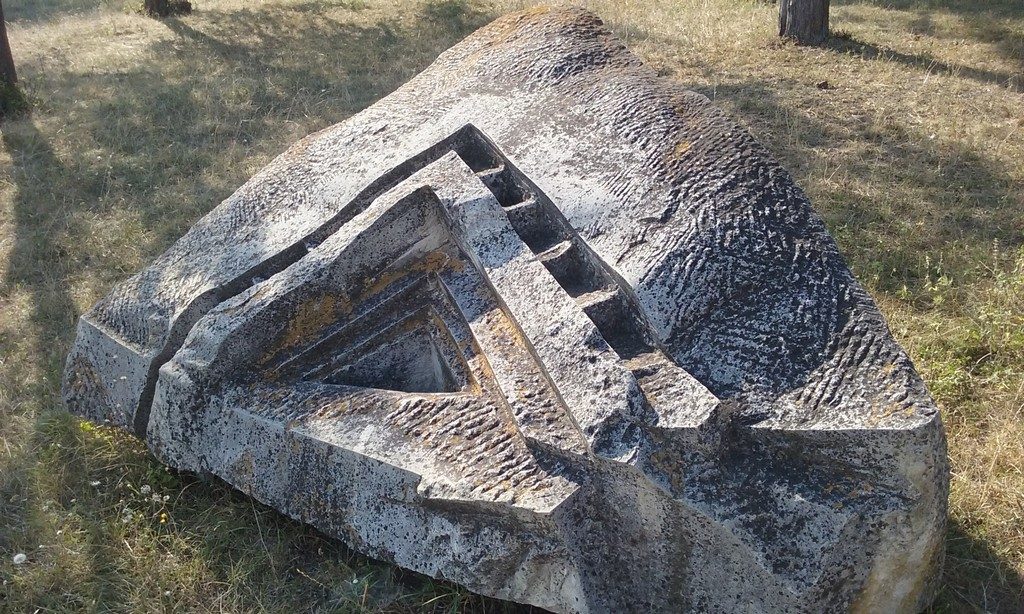 Oarba de Mures, Mausoleu, ostasi, obiective din Romania, sculpturi in piatra, atractii turistice