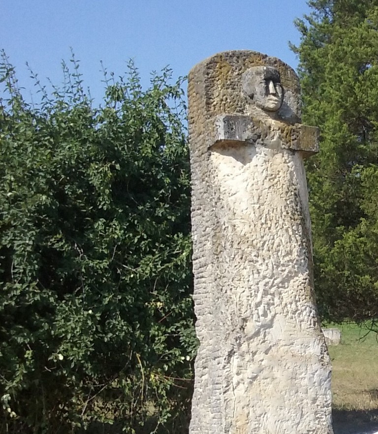 Oarba de Mures, Mausoleu, ostasi, obiective din Romania, sculpturi in piatra, atractii turistice