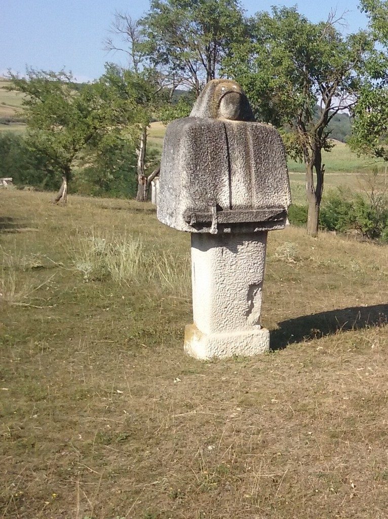 Oarba de Mures, Mausoleu, ostasi, obiective din Romania, sculpturi in piatra, atractii turistice