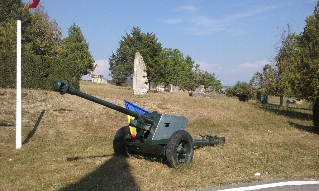 Oarba de Mures, Mausoleu, ostasi, obiective din Romania, sculpturi in piatra, atractii turistice