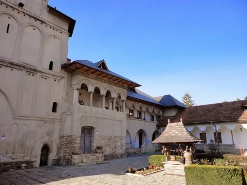 MAUSOLEUL DE LA MATEIAS SI TOPUL OBIECTIVELOR TURISTICE DIN CAMPULUNG MUSCEL.