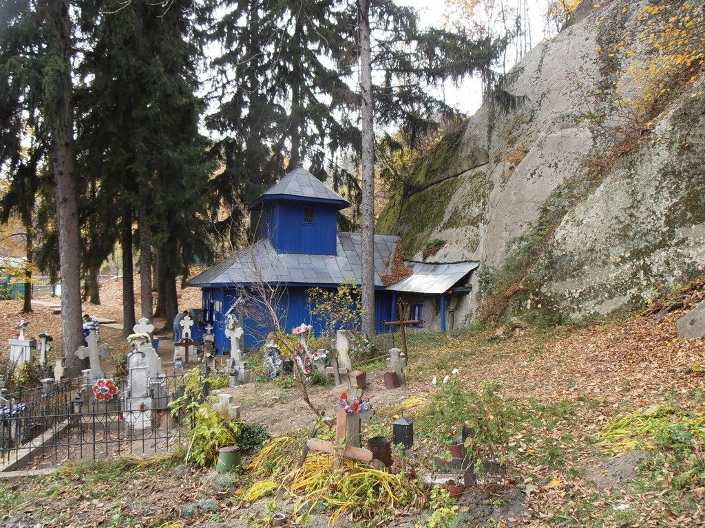 Turism la Bisericuta Alunis, schituri rupestre, obiective turistice in Buzau, Romania