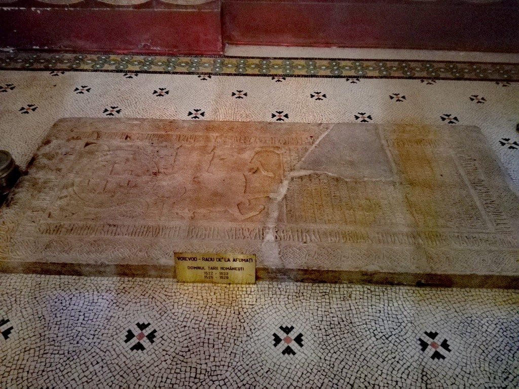 mormantul lui Radu de la Afumati, obiective turistice Curtea de Arges, manastirea, fantana lui Manole, locul in care a fost zidita Ana, Romania, Arges
