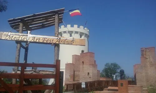 TREI OBIECTIVE TURISTICE FRUMOASE DIN ROMANIA -CASTELUL KAROLYI, CETATEA ARDUD SI CASTRUL POROLISSUM.