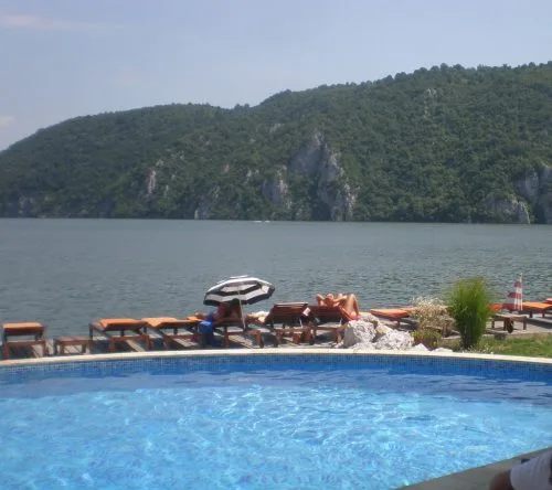 Cheile Tasnei, statuia lui Decebal, tiroliana, obiective turistice Romania, Cazanele Dunarii, concediu Herculane, infoturism