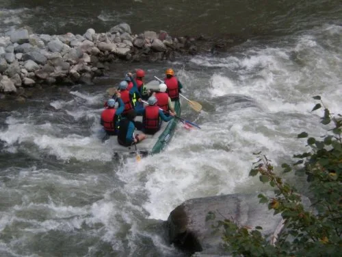 MARE DISTRACTIE LA RAFTING PE JIU