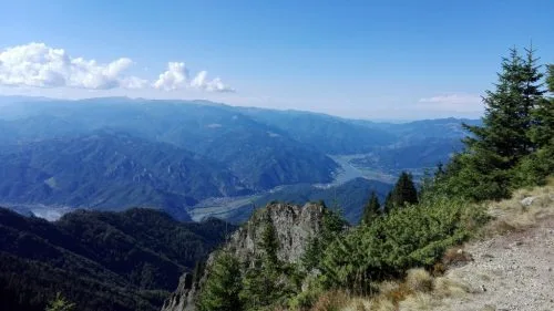 ROMANIA PITOREASCA ADMIRATA DE PE VARFUL COZIA