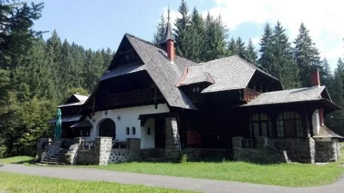 Cabana Regala de la Lapusna, Valea Gurghiului, obiective turistice judetul Mures, Romania, Transilvania, concediu, infoturism