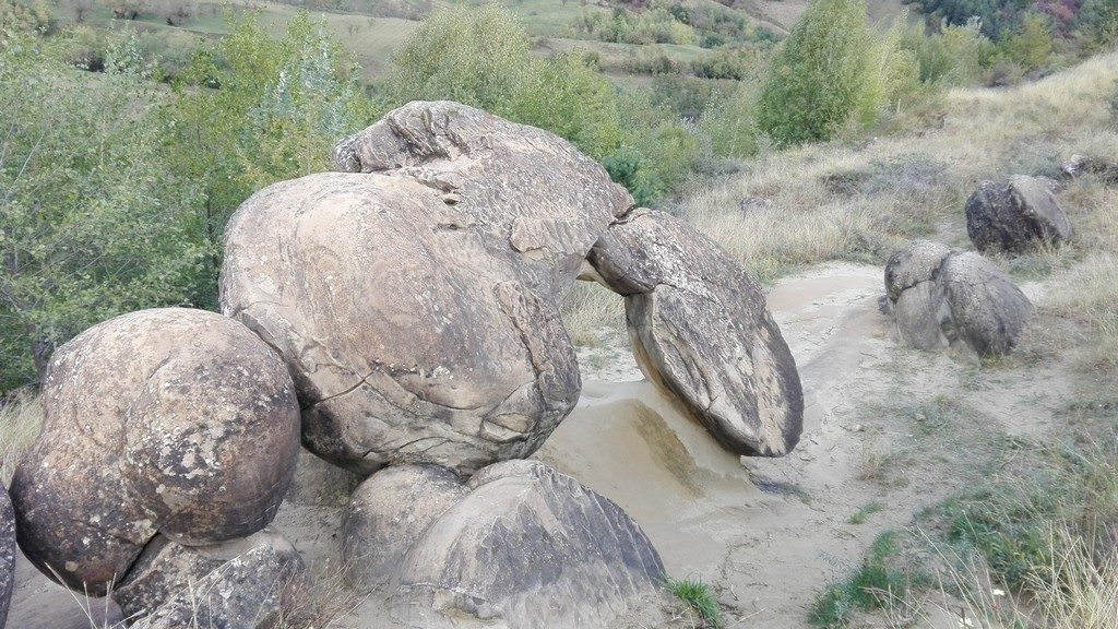 Babele de la Ulmet, Trovanti, Obiective turistice Buzau,