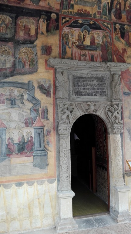 Manastirea Sinaia, pisania si ancadramentul usii