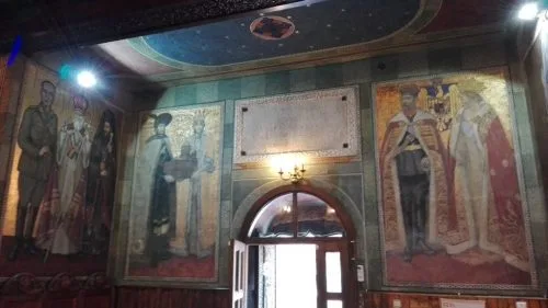 Regina Maria si Regele Ferdinand la biserica Mihai Voda din Bucuresti