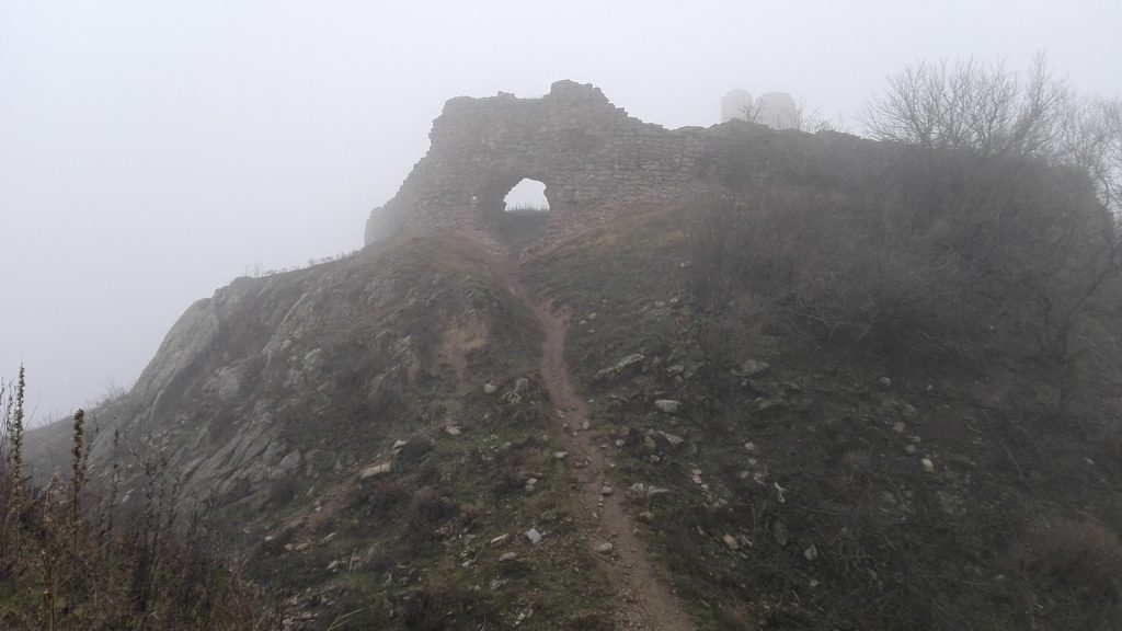 oBIECTIVE TURISTICE IN JURUL aRADULUI, Cetatea Siria