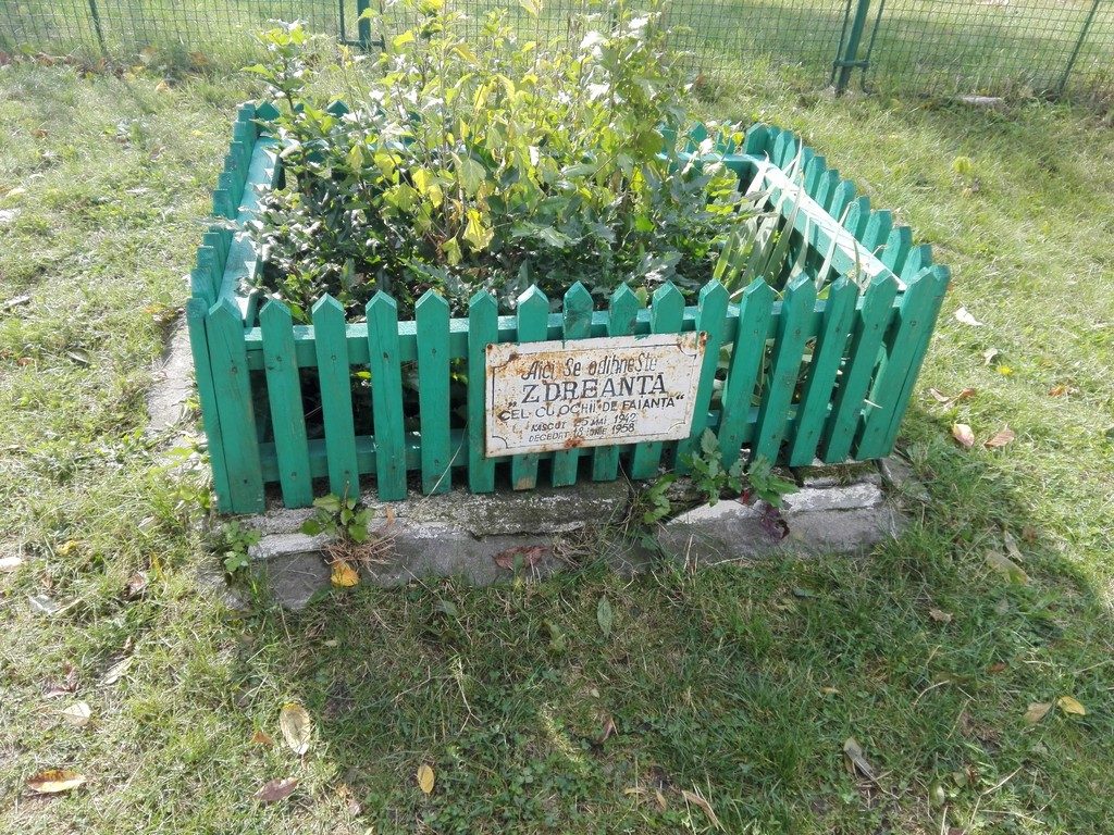 Casa memoriala Tudor Arghezii Bucuresti, mormantul lui Zdreanta cel cu ochii de faianta