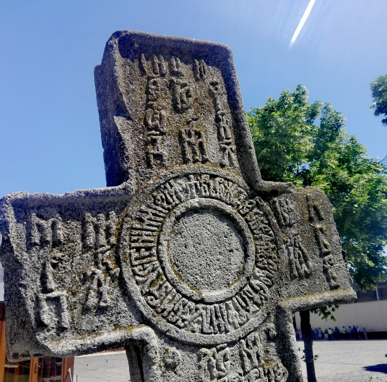 cruci megalitice sculptate in piatra, obiective turistice Bucuresti, Romania, Patriarhie, Palatul Patriarhiei, Cuza, Radu Serban (51)