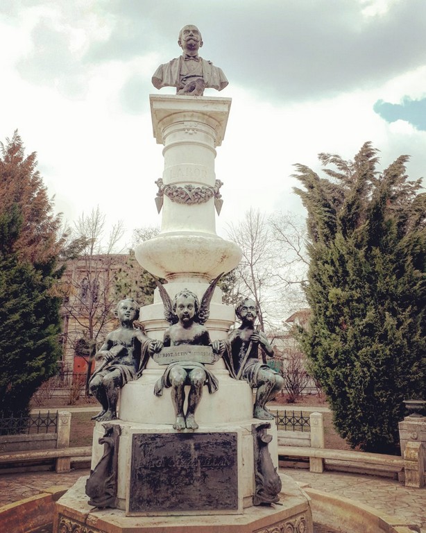 statuia si fantana Luigi Cazzavilan, ziarul Universul, parc Cismigiu, obiective turistice Bucuresti, Romania, sculptor Filip Marin