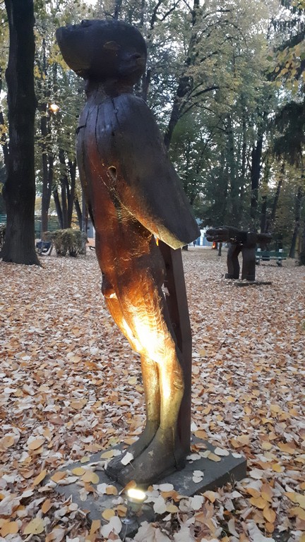 Parcul Central Pucioasa, obiective turistice Dambovita, Romania, sculpturi in lemn