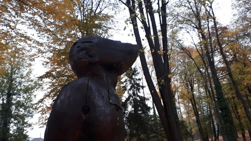 Parcul Central Pucioasa, obiective turistice Dambovita, Romania, sculpturi in lemn