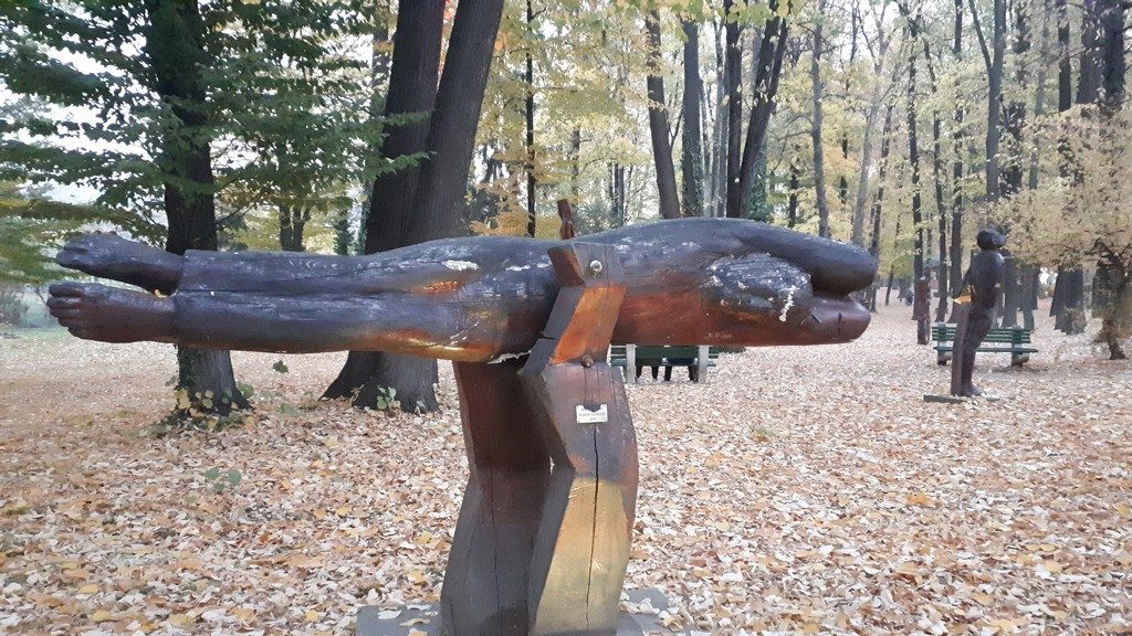 Parcul Central Pucioasa, obiective turistice Dambovita, Romania, sculpturi in lemn