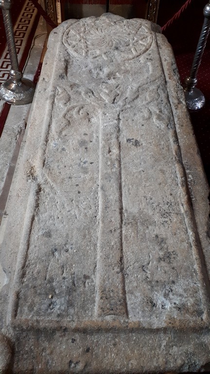 S-a gasit aici si o inscriptie cu anul mortii lui Basarab I, la anul 1352 sau in slavona LEAT 6860, cum se numarau pe atunci anii conform bibliei, incepand de la crearea lumii. Aici se crede ca este inmormantat si ctitorul Basarab I, desi piatra lui funerara nu a fost gasita, biserica pastrand doar mormantul domnitorului Vladislav Basarab (Vlaicu Voda), a lui Radu Basarab, precum si mormantul unor mai vechi boieri din familia Bratienilor. Piatra mortuara a lui Vlaicu Voda este decorata interesant, cu un copac al vietii si un simbol solar, preluat mai apoi in arta populara.