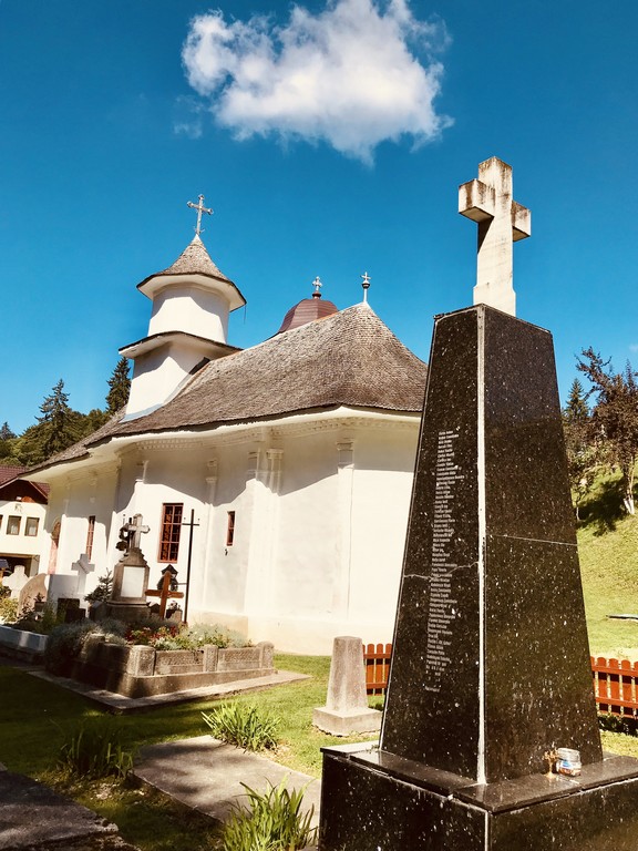 Manastirea Predeal, mormantul legionarilor, gratiile simbol legionar, obietive turistice Brasov, Romania