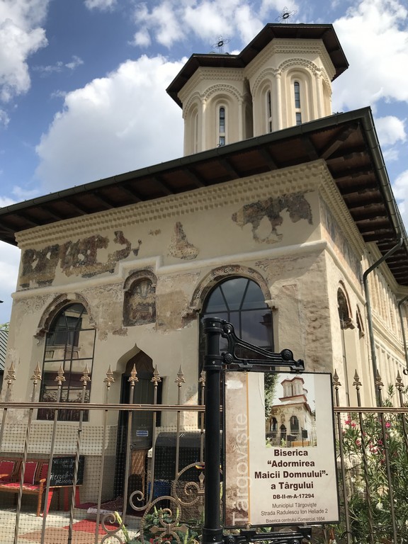 Biserica targului din Targoviste, obiective turistice Dambovita, statuia lui Mihai Viteazulm chirilice, Romania