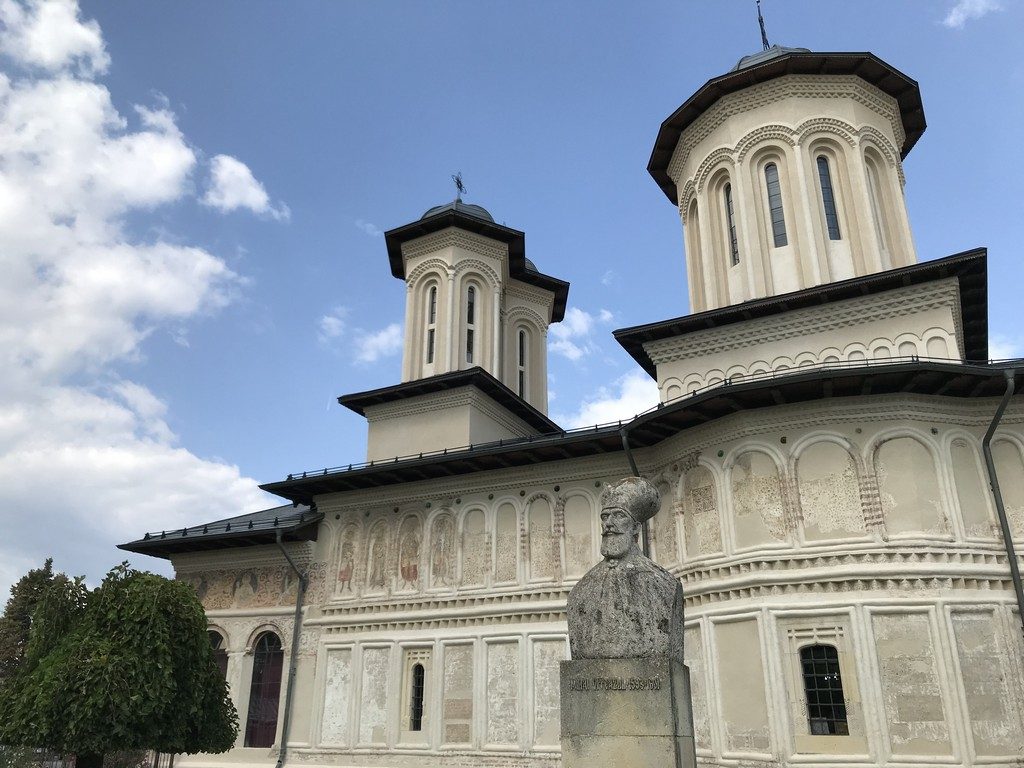 Biserica targului din Targoviste, obiective turistice Dambovita, statuia lui Mihai Viteazulm chirilice, Romania