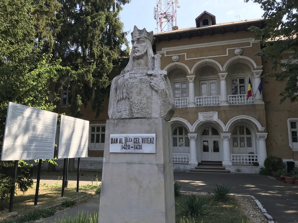 locul executiei sotilor Ceusescu, unitate militara Targoviste, locul procesului, obiective istorice Romania, Dambovita