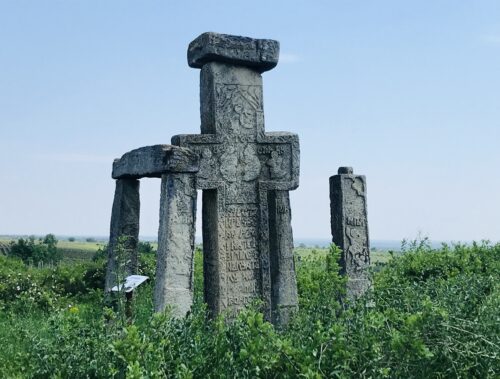Crucea Manafului, monument istoric, Dealu Mare, obiective turistice