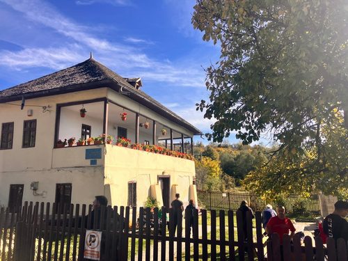 Weekend de toamnă în țara lui Negru Vodă: Reflexii de aramă pe traseul Câmpulung – Voina – Cuca