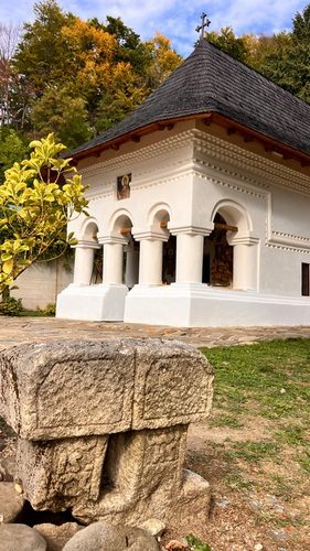 Povestea unui weekend de neuitat cu copiii în satul Cheia și drumeții până la Schitul Iezer, Mănăstirea Bradu și Băile Olănești